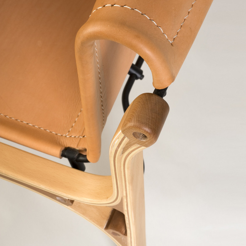 CV Model H Armchair - Natural leather and glued laminated wood - Focus view