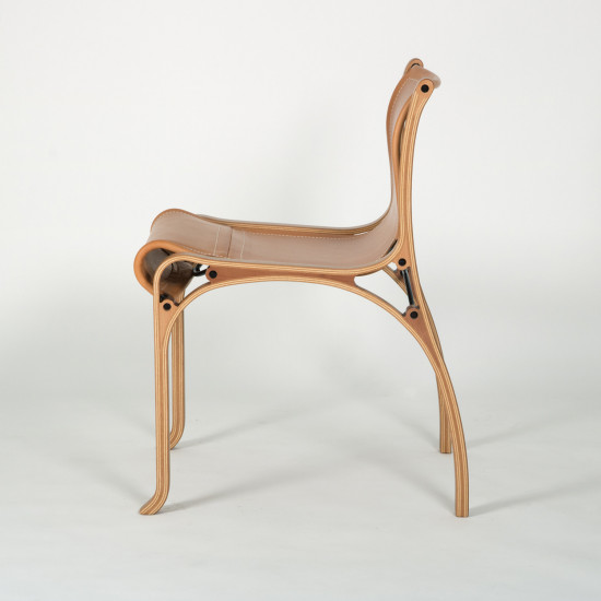 Chaise CV Model A - Cuir naturel, acier et bois lamellé collé - Vue de coté