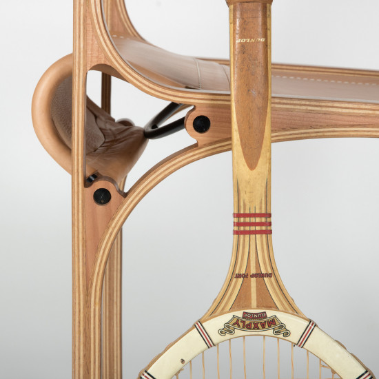 Chaise CV Model B - Cuir naturel, acier et bois lamellé collé - Vue de détail avec raquette dunlop