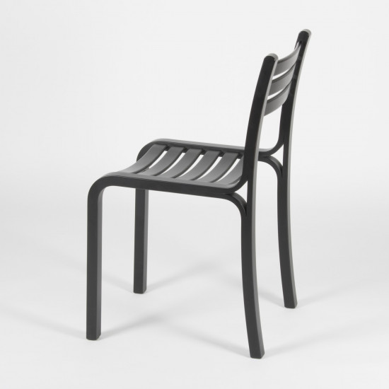 Chaise empilable Gabi - Hêtre teinté noir - Vue de 3/4 dos