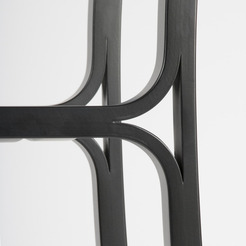 Chaise empilable Gabi - Hêtre teinté noir - Vue de détail