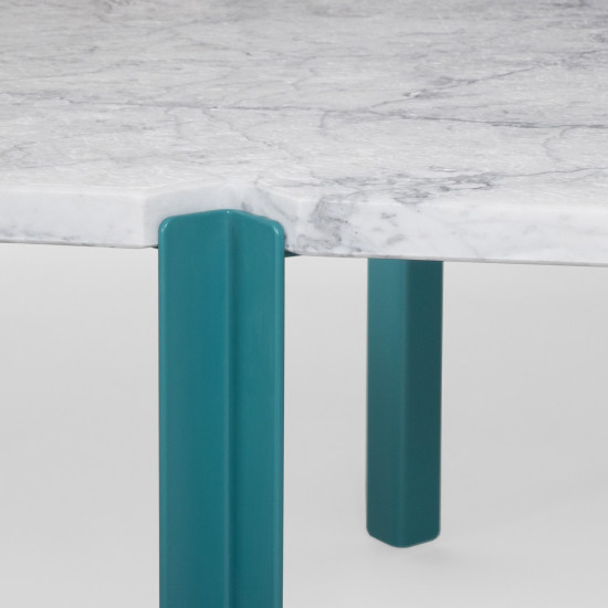 Détails de la table basse Quattro Cantoni en marbre de Carrare brossé et pieds turquoises