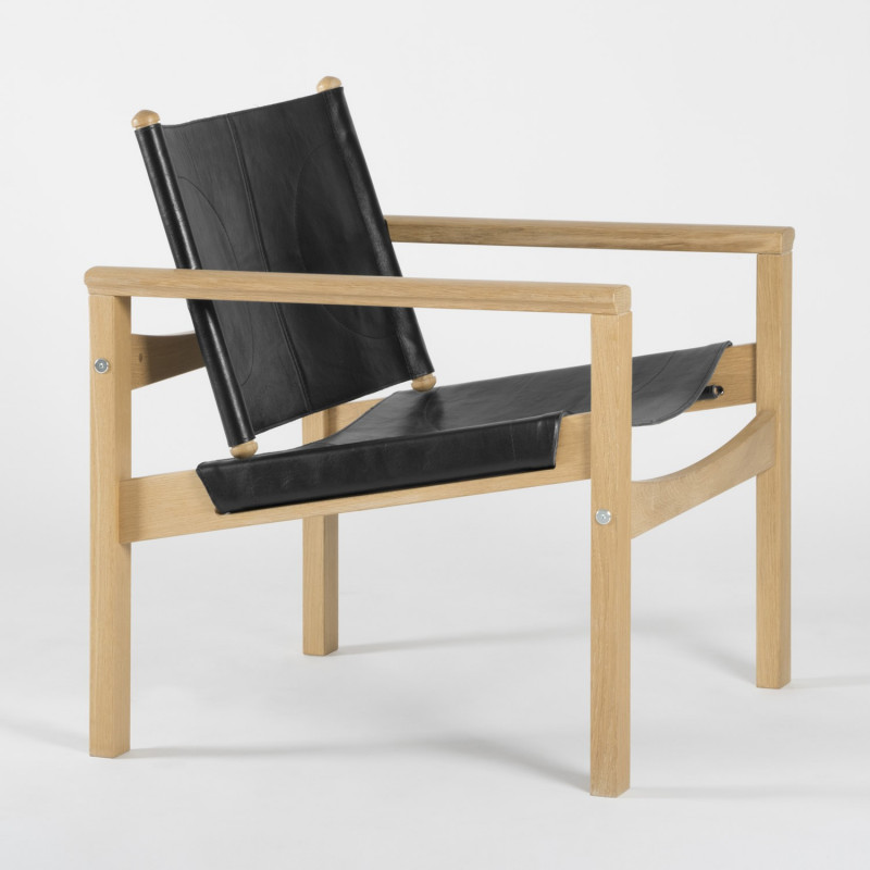 Peglev Armchair - Black leather - Solid oak - 3/4 view