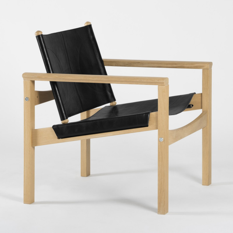 Peglev Armchair - Matte black leather - Solid oak - 3/4 view