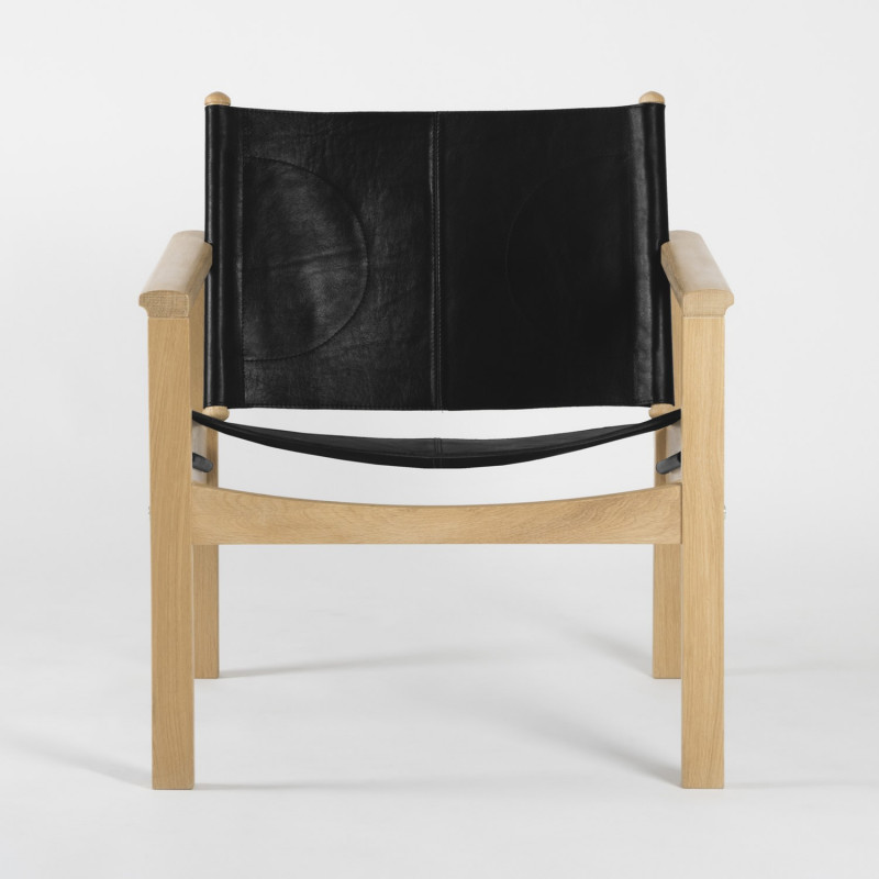 Peglev Armchair - Matte black leather - Solid oak - front view