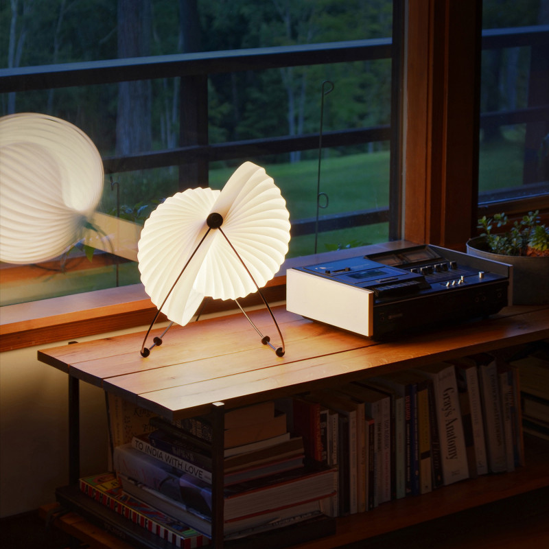 Lampe Eclipse posée sur une table basse